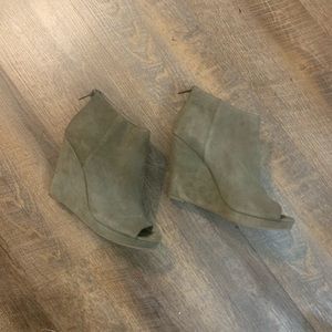 Peep toe Dolce vita suede booties
